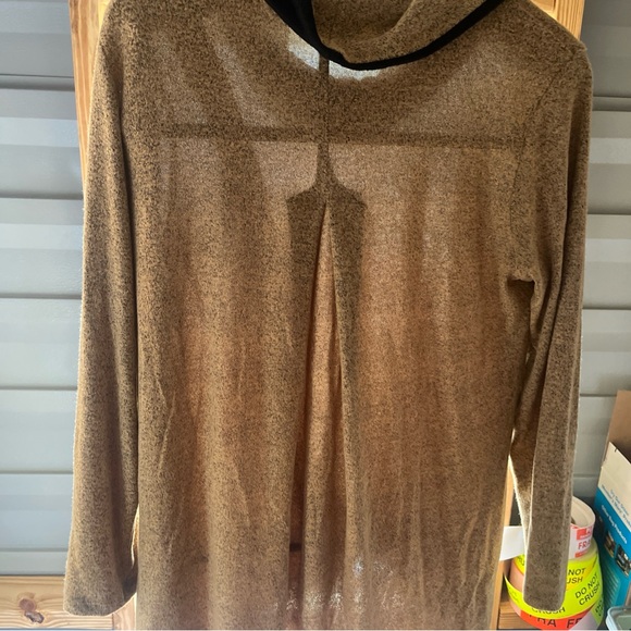 Never Forty Two Women’s Size Medium Long Sleeve Shirt Light Weight Brown New - Picture 7 of 9
